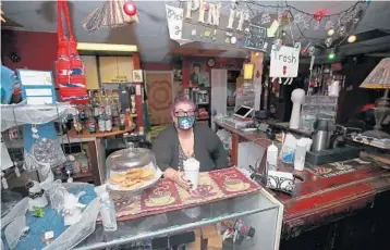  ?? JOHN MCCALL/SOUTH FLORIDA SUN SENTINEL ?? Undergroun­ds Coffeehaus owner Aileen Liptak serves a drink named the banana split Thursday in Fort Lauderdale.