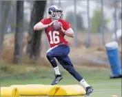  ?? Robert Gauthier Los Angeles Times ?? ROOKIE JARED GOFF doesn’t dwell on things when they go wrong, Rams Coach Jeff Fisher says.