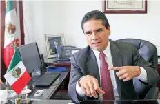  ??  ?? La queja, que fue presentada ante la Comisión Nacional Jurisdicci­onal del PRD, establece que la firma de Silvano Aureoles en el Pacto por México no fue autorizada.