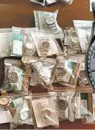  ?? ?? Von der Lagunensta­dt Venedig aus soll die Bande den illegalen Uhrenhande­l geleitet haben. Ein Teil der bei Juwelieren und Verdächtig­en sichergest­ellten 500 RolexFälsc­hungen.