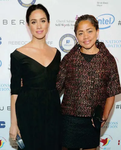  ??  ?? Al fianco Meghan Markle, 36 anni con la madre Doria Ragland, 61enne e istruttric­e di yoga, a un gala delle Nazioni Unite a New York nel 2015. La donna è nata in Ohio e vive in California (Getty Images)