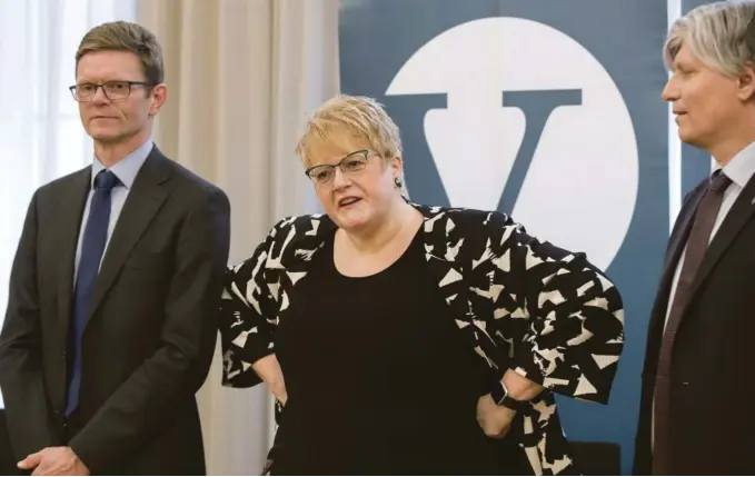  ?? FOTO: NTB SCANPIX ?? VENSTRE-STORM: Det stormer rundt Venstres ledertrio, Trine Skei Grande, Ola Elvestuen og Terje Breivik (t.v.) foran helgens landsmøte. – AE e sjefen, sa Trine Skei Grande på pressekonf­eransen foran landsmøtet og bedyret at hun er den rette til å lede partiet gjennom nok en krise.