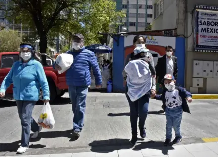  ?? AFP ?? Habitantes de La Paz, Bolivia, usaban mascarilla­s en un esfuerzo por evitar el contagio de covid-19.