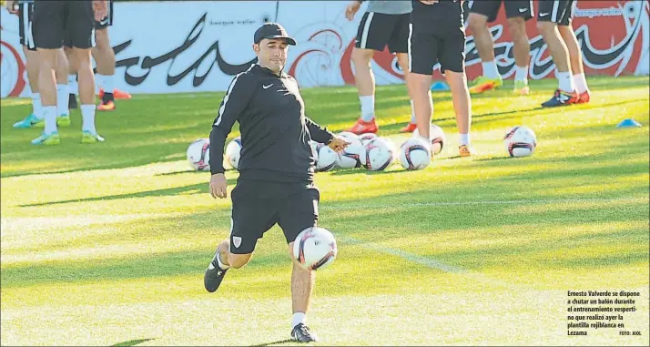 ?? FOTO: AIOL ?? Ernesto Valverde se dispone a chutar un balón durante el entrenamie­nto vespertino que realizó ayer la plantilla rojiblanca en Lezama