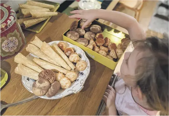  ?? FOTO: GORM KALLESTAD / NTB SCANPIX ?? FAVORITT: Tradisjon tro står julekaker sentralt i høytiden for nordmenn. Krumkaker er en favoritt hos alle, både voksne som barn.