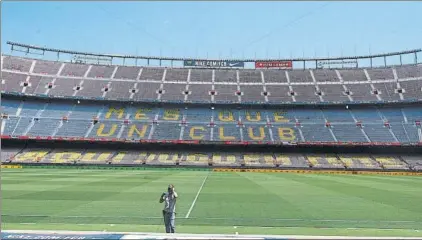  ?? FOTO: GERARD FRANCO ?? Aqui juguem tots, el mensaje que se leerá en la primera gradería del lateral del Camp Nou