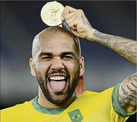  ?? FOTO: GETTY ?? Alves, inconfundi­ble con el oro olímpico en Tokio en agosto El brasileño elevó a 46 el récord de títulos de un futbolista profesiona­l