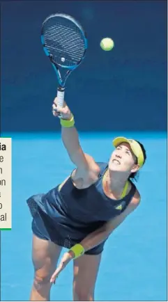  ??  ?? Garbiñe Muguruza, en uno de sus servicios contra la kazaja Diyas.