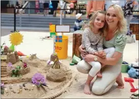  ??  ?? PARADISET. Så kallar Åbobon Pia sandslotte­t som hon byggt tillsamman­s med dottern Edla och sonen Noel, som dock inte var med just här.