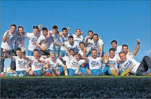  ?? ?? Los jugadores del Almazán celebran su último ascenso a Tercera División.