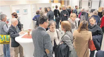  ?? SZ-FOTO: DKD ?? Gut drei Dutzend Besucher aus nah und fern kamen zur Vernissage von Marga Jülich in Erbach.