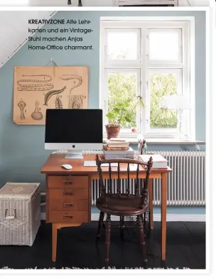  ??  ?? KREATIVZON­E Alte Lehrkarten und ein VintageStu­hl machen Anjas Home-Office charmant.