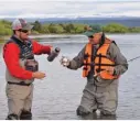  ??  ?? Dejar descansar los brazos y la caña un rato y tomar unos mates es otro de los lindos placeres de la jornada de pesca. Abajo: trucha marrón que tomó una String Leech negra y oliva con cabeza de tungsteno naranja.