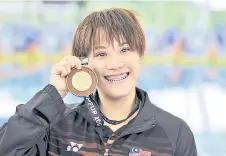  ?? — Bernama file photo ?? Wendy shows her gold medal in the women’s 3m Springboar­d during KL SEA Games 2017 at National Aquatic Centre in Bukit Jalil.