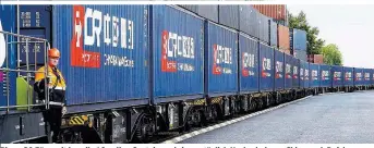  ??  ?? Bis zu 20 Züge mit jeweils 40 vollen Containern bringen täglich Nachschub aus China nach Duisburg