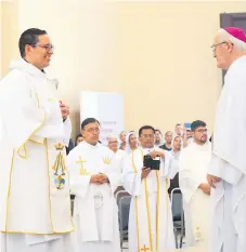  ??  ?? CEREMONIA. El obispo impuso las manos al diácono Alex Ramos en una misa celebrada en la catedral San Pedro Apóstol.