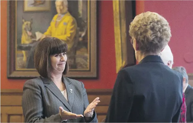  ?? NATHAN DENETTE / THE CANADIAN PRESS ?? Ontario Premier Kathleen Wynne, right, welcomes Marie-France Lalonde during Thursday’s cabinet shuffle. It’s not hard to imagine what the end days of Justin Trudeau’s government will look like: you just have to look at the Ontario legislatur­e at...