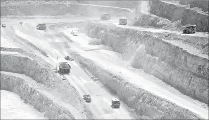  ?? Foto Alfredo Valadez Rodríguez ?? Camiones trasladan minerales por las rampas de la mina a cielo abierto Peñasquito