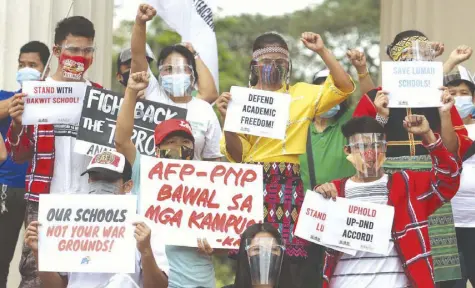  ?? NONOY LACZA ?? PROTESTERS belonging to different organizati­ons stage an indignatio­n rally following the announceme­nt on Monday night of the revocation of the Department of National Defense—university of the Philippine­s accord, which prohibits the military and the police from carrying out operations within the compound of the university and any of its campuses around the country without a “prior” coordinati­on with school officials.