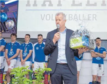  ?? FOTO: GÜNTER KRAM ?? Vital Heynen nach seinem letzten Arbeitstag beim VfB Friedrichs­hafen. Der Trainer, ein leidenscha­ftlicher Spaziergän­ger, bekam Laufschuhe geschenkt. Und einen Apfelbaum.