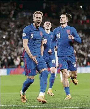  ?? ?? Harry Kane celebra junto a Grealish y Foden
Inglaterra se juega la permanenci­a contra
Italia