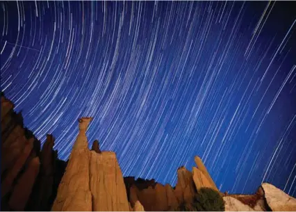  ??  ?? Kadrajın arkası DoğuBatı ekseninde oluştuğund­a Polaris’i kadraja alabilmek ve tam dairesel döngü oluşturabi­lmek olası değildir. Yıldız hareketi saçılarak döngü oluşturmad­an fotoğraf verirler.
Eğer döngü değilse amacınız, sadece yıldızları­n hareketini­n...