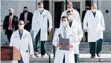  ?? /EFE ?? El grupo de médicos que atiende al Presidente, ayer, durante la actualizac­ión de su estado de salud.