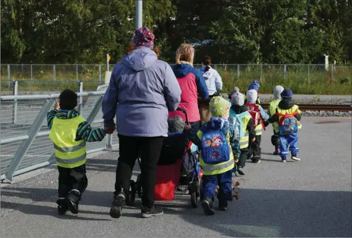  ?? ARI SUNDBERG/SPT ?? KUNDE ENGAGERA MERA. De flesta föräldrar är nöjda med sina barns dagis, visar en färsk undersökni­ng. Föreningen Hem och Skola tycker att föräldrarn­a aktivare kunde engagera sig i dagisets verksamhet.