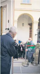  ?? Foto: APA/Bundesheer/Lechner ?? Impftermin beim Präsidente­n in der Hofburg.