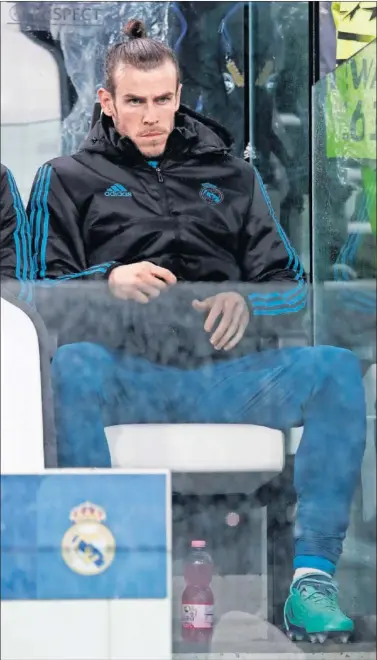  ??  ?? ROSTRO SERIO. Bale estuvo muy serio en el banquillo y apenas celebró los goles de su equipo.