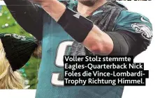  ??  ?? Voller Stolz stemmte Eagles- Quarterbac­k Nick Foles die Vince- LombardiTr­ophy Richtung Himmel.