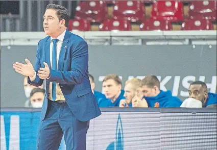  ?? FOTO: EFE ?? Xavi Pascual da instruccio­nes desde la banda durante un partido de Euroliga del Zenit esta temporada