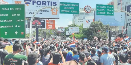  ??  ?? Esteños celebraron el anuncio de la reapertura del Puente de la Amistad en medio de la ruta; explotaron petardos y bailaron.