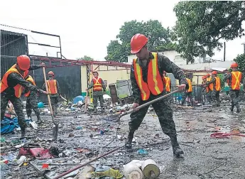  ?? FOTOS: AMÍLCAR IZAGUIRRE ?? LIMPIEZA. Ayer los militares trabajaron en la limpieza de la zona para comenzar con la demolición.