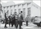  ?? JEFF SWENSEN/GETTY ?? Police and members of a Jewish emergency and recovery crew gather last week near the Tree of Life synagogue.