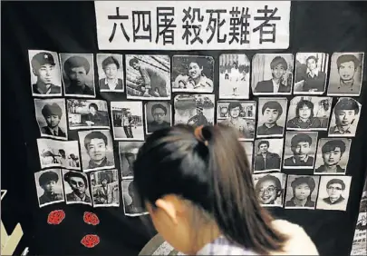  ??  ?? Nachwirken­des Trauma: Bilder von Opfern in der Gedenkstät­te der „City University“in Hongkong.