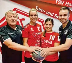  ?? Foto: TSV Haunstette­n ?? Die beiden Trainer Herbert Vornehm und Max Högl mit den Neuzugänge­n Laura We‰ drich und Franzi Niebert (von links).