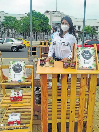  ?? FOTO: EL DIARIO ?? Whitney Cadena inició su emprendimi­ento con productos como mantequill­a de maní y de almendras, y otros más.