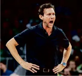  ?? ERIN CLARK/GLOBE STAFF ?? Quin Snyder’s Hawks cut a 32-point deficit to 12 twice in the final quarter, but the coach wasn’t pleased much Saturday.