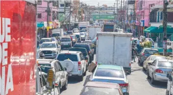  ?? DANELIS SENA ?? La apertura del mercado provocó un gran taponamien­to de vehículos en la zona.