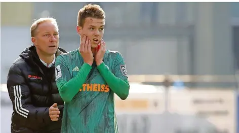  ?? FOTO: SCHLICHTER ?? Er ist nicht zu halten, auch nicht von Trainer Jürgen Luginger (links): Christophe­r Theisen verlässt am Saisonende den FC Homburg.