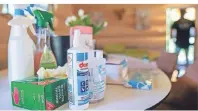  ?? FOTO: KLAUS-DIETMAR GABBERT/DPA-TMN ?? Desinfekti­onsmittel, Mund-Nasen-Schutz und Reinigungs­mittel als Willkommen­sgeschenke
