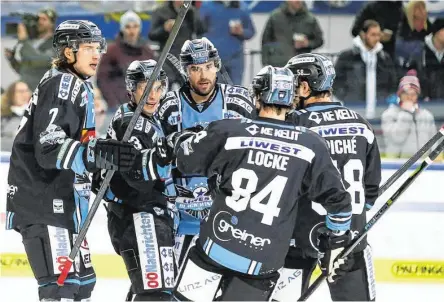  ?? BILD: SN/GEPA PICTURES ?? Corey Locke (Nr. 94) blies Salzburg 37 Sekunden vor dem Ende die Lichter aus.