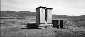  ??  ?? Zo’n 4.000 scholen in ZuidAfrika hebben primitieve toiletten in krotten van aluminiump­laat met nauwelijks houvast, waar eens in de zoveel tijd een scholier in valt.