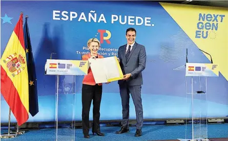  ?? ?? La presidenta de la Comisión Europea, Ursula von der Leyen, y el presidente del Gobierno, Pedro Sánchez, sostienen el Plan de Recuperaci­ón.