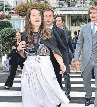  ??  ?? Pierre Casiraghi, en medio, a la salida del hotel Des Iles Borromees, se dirige a pie a la ceremonia religiosa; ningún fotógrafo pudo retratar a la novia