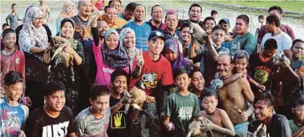  ?? [FOTO MUHAIZAN YAHYA/BH] ?? Zambry bersama peserta acara menangkap keli dan itik di Bendang Senin, Kampung Senin Layang Layang Kanan pada Pemukiman Perak Tengah Bersama Menteri Besar Perak, baru-baru ini.