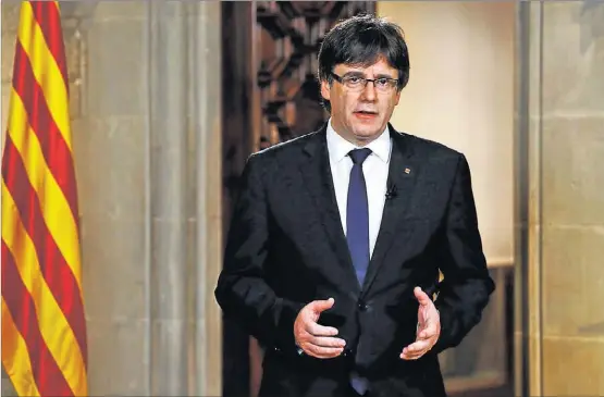  ?? EFE ?? El presidente de la Generalita­t, Carles Puigdemont, ayer durante su declaració­n institucio­nal desde uno de los salones del Palau.