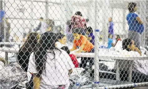  ?? AFP ?? Kinder illegaler Einwandere­r werden in umzäunten Auffanglag­ern gehalten. Das führt zu einer PR-Krise für die Trump-Regierung.