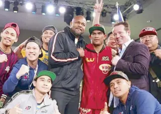  ?? JASON SOONG ?? Boxing legend Roy Jones Jr. and RJJ Boxing Promotions president Keith Veltre flank Aston Palicte after his win over Jose Martinez in Alpine, San Diego, last week. Others in photo are (back row) boxer Lolito Sonsona, manager Jason Soong, head trainer Rodel Mayol, Monty Flores of Fight News Asia and cutman Ting Ariosa. In front are conditioni­ng coach Jaako Bernardo and Palicte’s ninong Coy Benedicto.